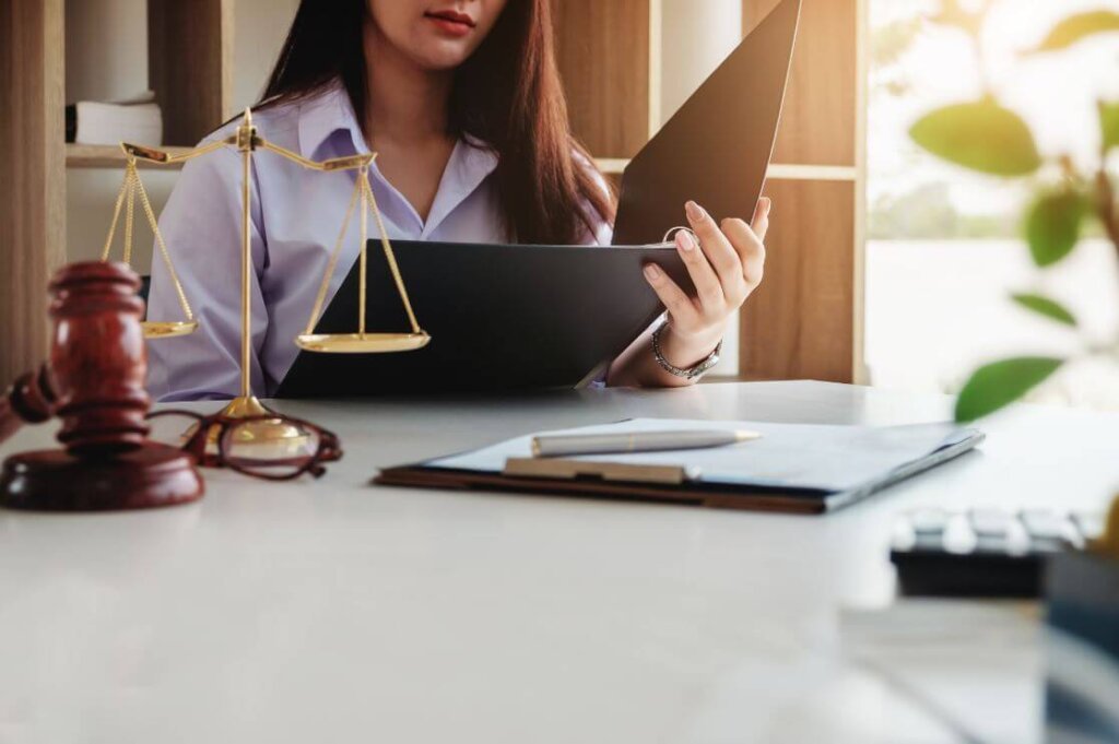 benefits of hiring a divorce lawyer